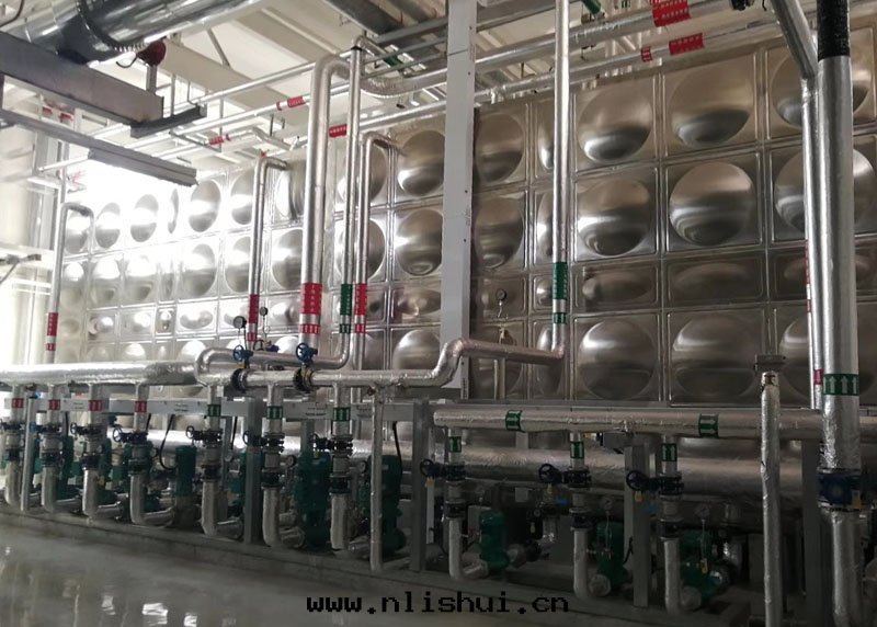 方(fāng)形不(bù)鏽钢保温(wēn)水(shuǐ)箱(xiāng)